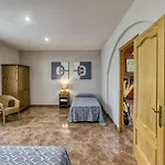 Les Cabretes Country house *